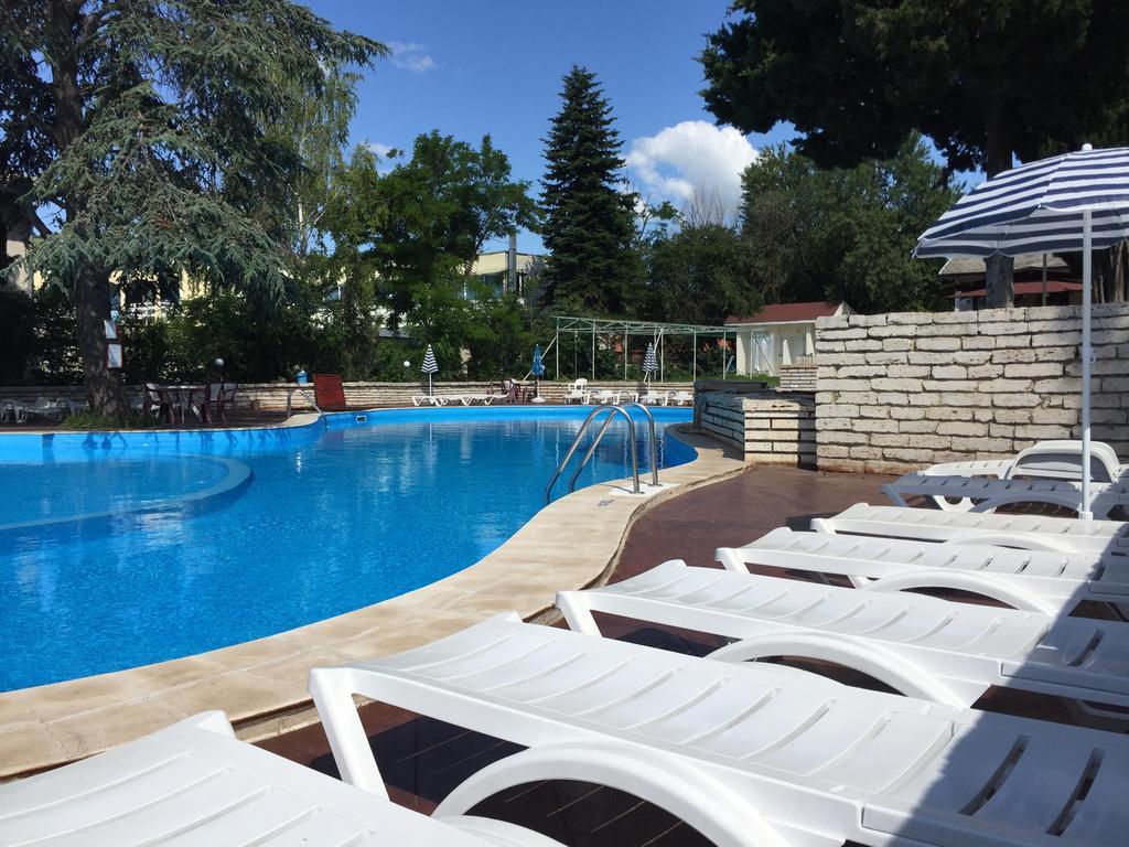 Bisser Hotel - Free Parking - Free Pool Access 발치크 외부 사진