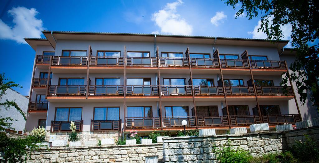 Bisser Hotel - Free Parking - Free Pool Access 발치크 외부 사진
