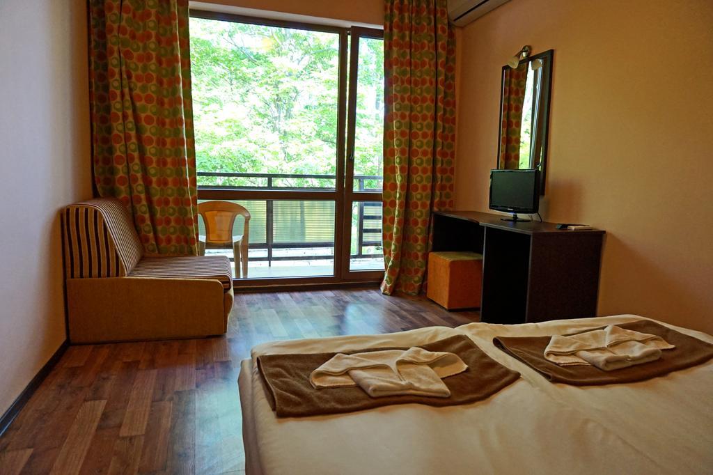 Bisser Hotel - Free Parking - Free Pool Access 발치크 외부 사진