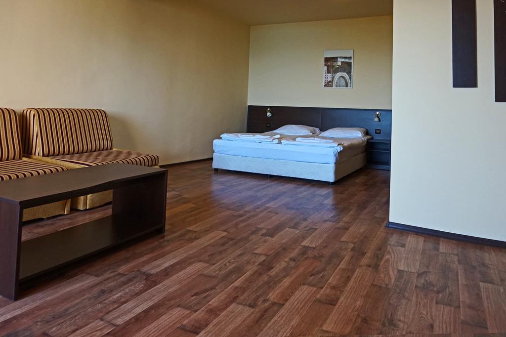 Bisser Hotel - Free Parking - Free Pool Access 발치크 외부 사진