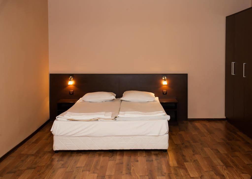Bisser Hotel - Free Parking - Free Pool Access 발치크 외부 사진