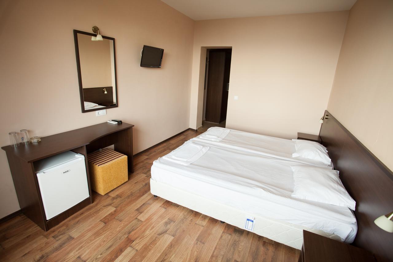 Bisser Hotel - Free Parking - Free Pool Access 발치크 외부 사진