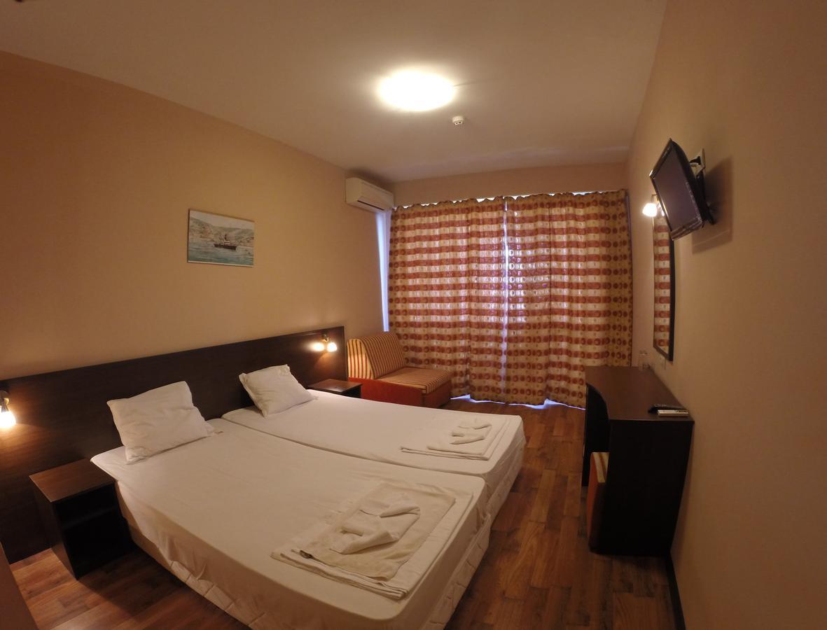 Bisser Hotel - Free Parking - Free Pool Access 발치크 외부 사진