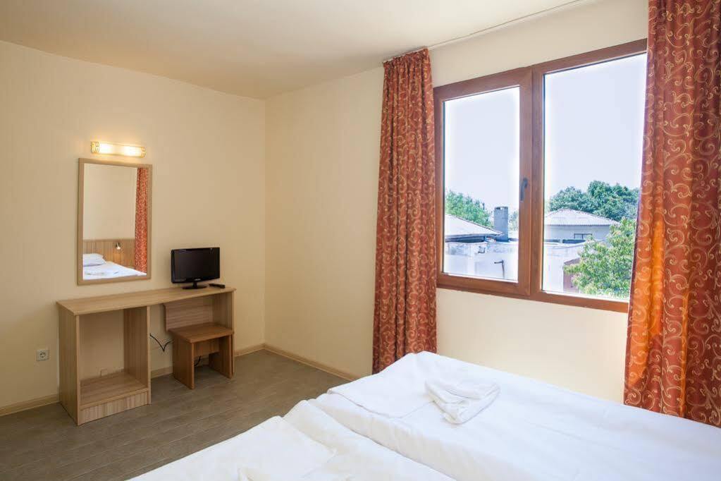 Bisser Hotel - Free Parking - Free Pool Access 발치크 외부 사진